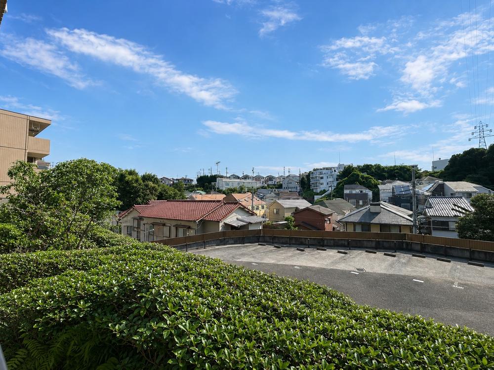 住戸からの眺望写真:緑と青空が広がる開放的な眺望です。前面に高い建物が少なく、周辺の落ち着いた街並みを見渡せます。