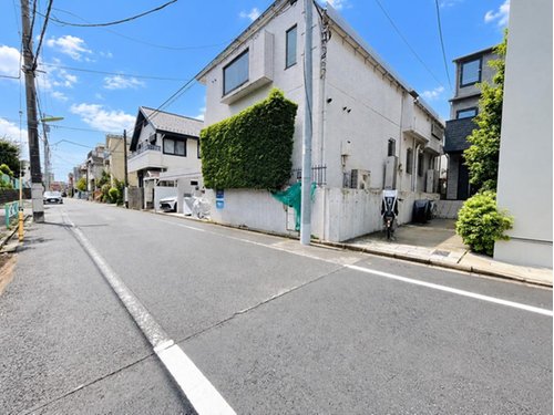 現地周辺・前面道路を含む写真