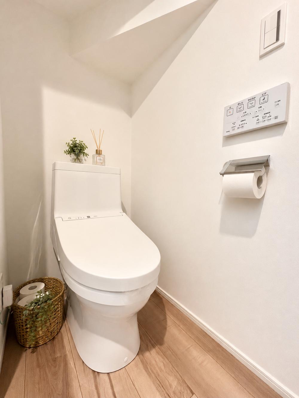 トイレ:清潔感のあるトイレ空間。手洗い器付きで、来客時にも使いやすい気配りのある仕様です。 ※イメージ家具を配置してます。