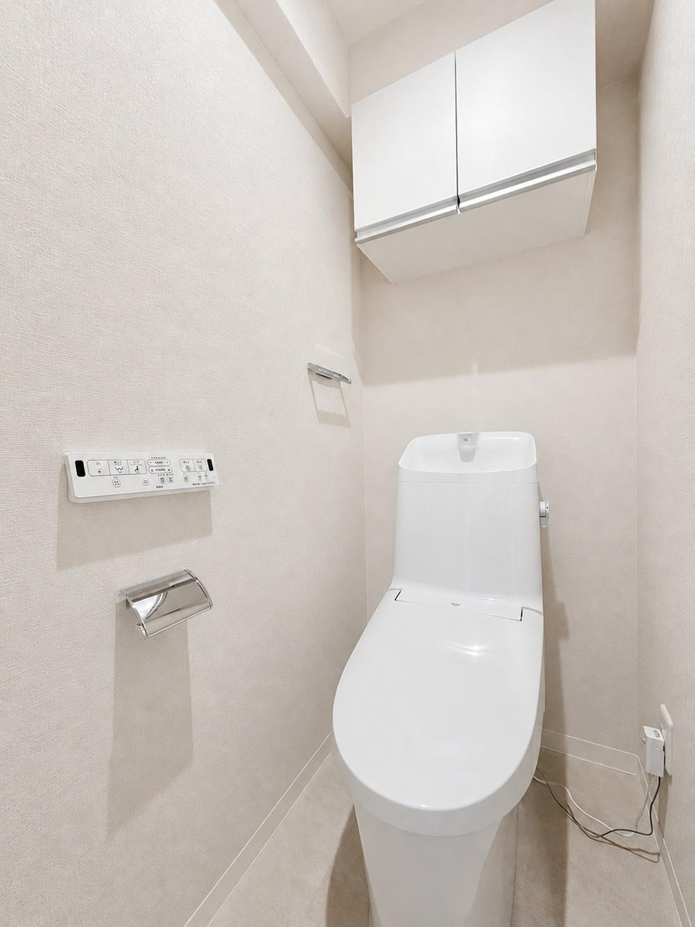 トイレ:温水洗浄機能付きトイレを採用。上部には収納棚があり、トイレットペーパーや清掃用品をすっきり収納できます。